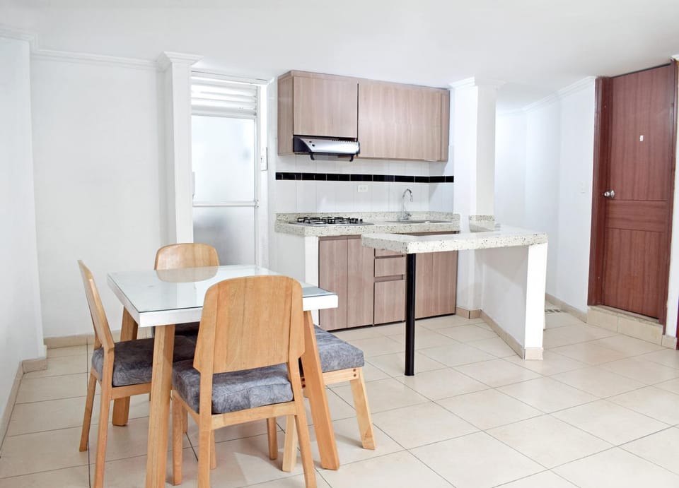 Kitchen or kitchenette, Dining area