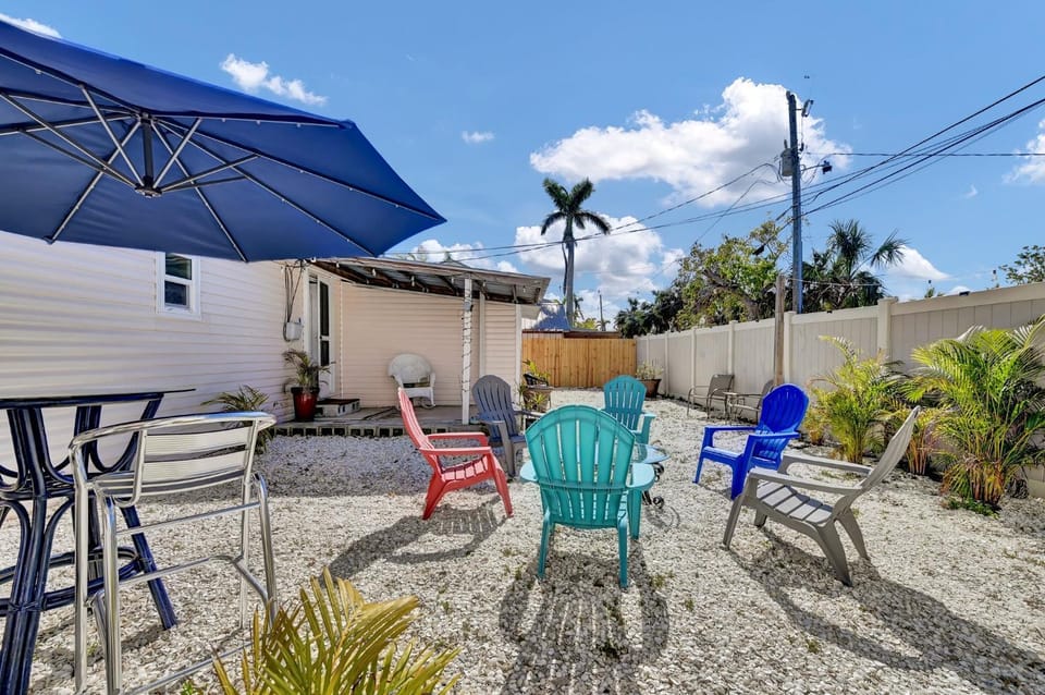 Newly Renovated 2 Bed with Beach Supplies, Trailer Space, Walk to Beach House in Cortez