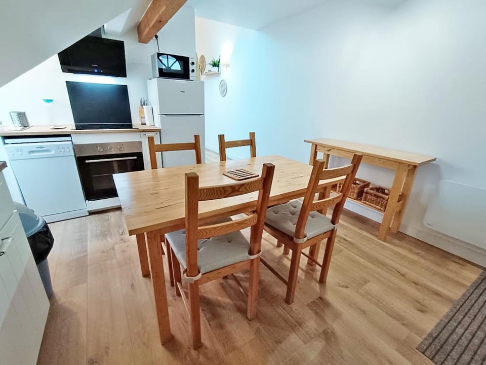 Kitchen or kitchenette, Dining area, dishwasher, oven, stove