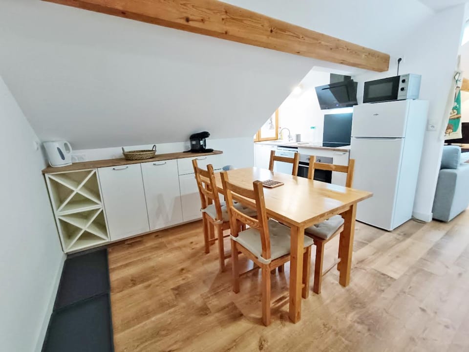 Kitchen or kitchenette, Dining area, oven, stove