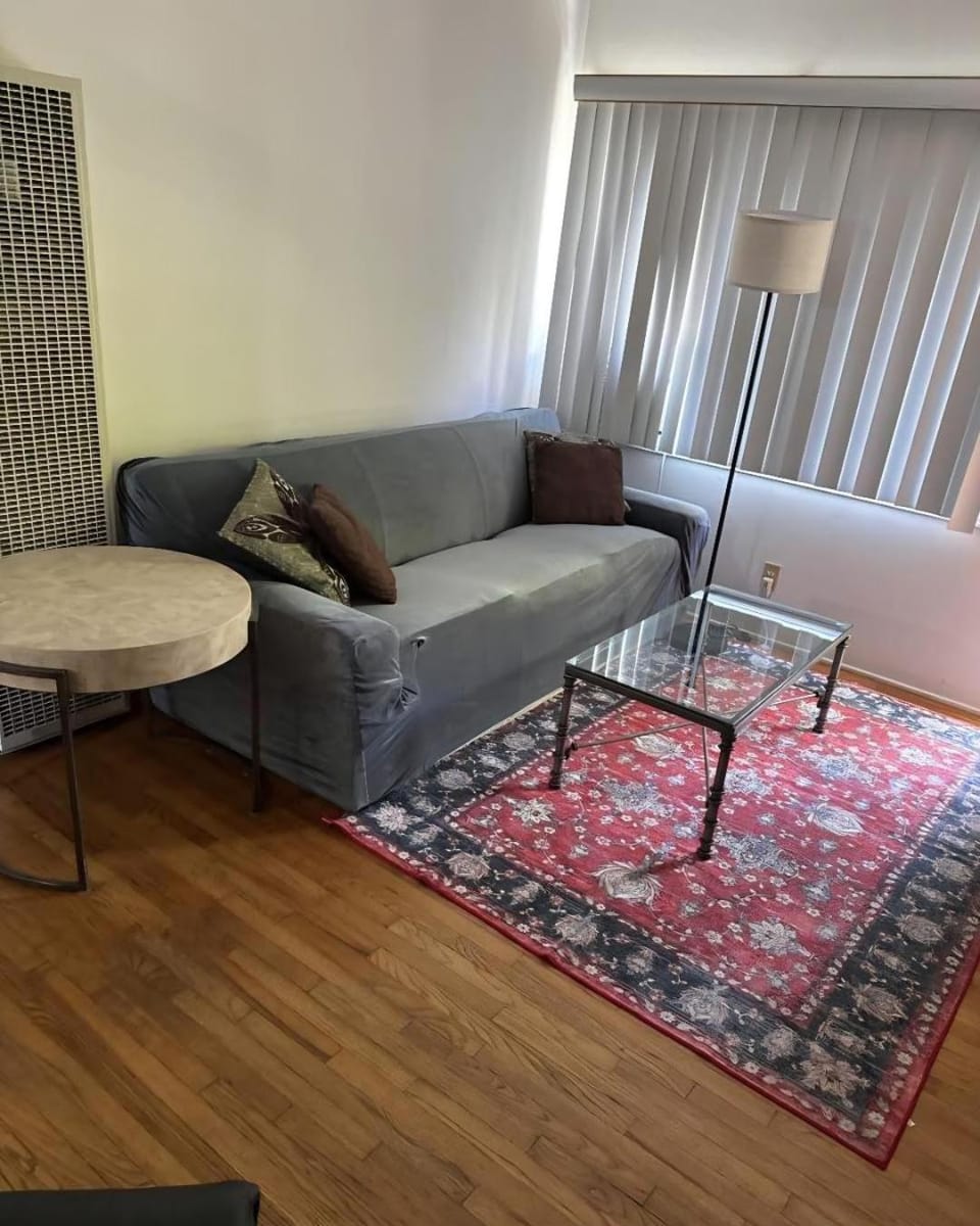 Beautiful apartment close to Cedars! Beverly Hills Apartment in Beverly Hills
