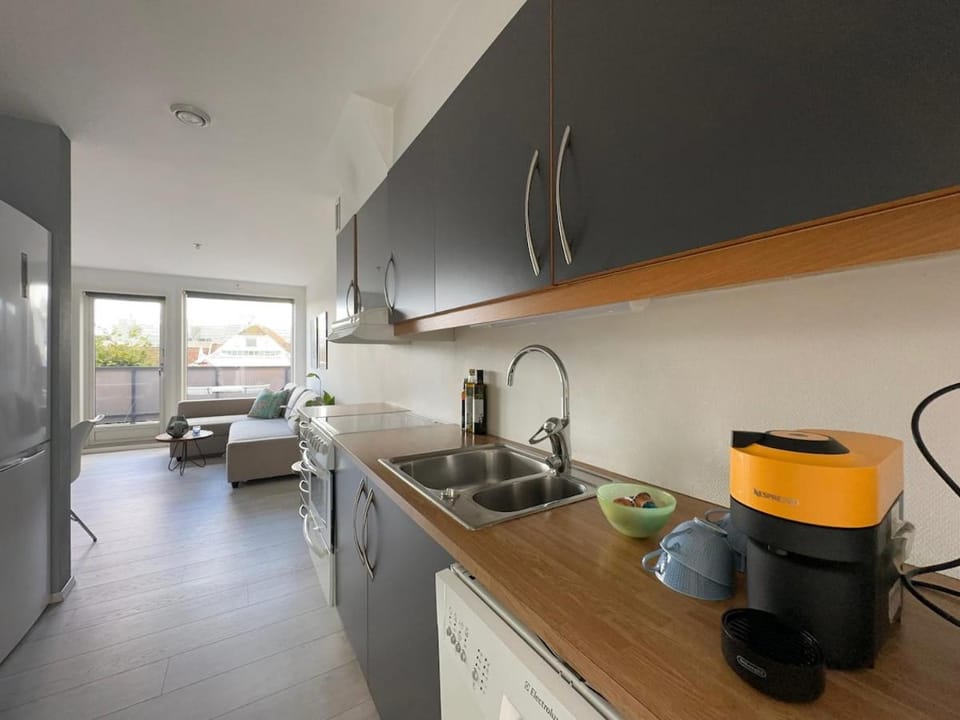 Coffee/tea facilities, Kitchen or kitchenette, stove