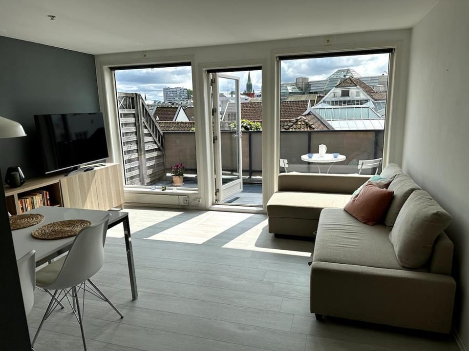 TV and multimedia, Seating area, Dining area