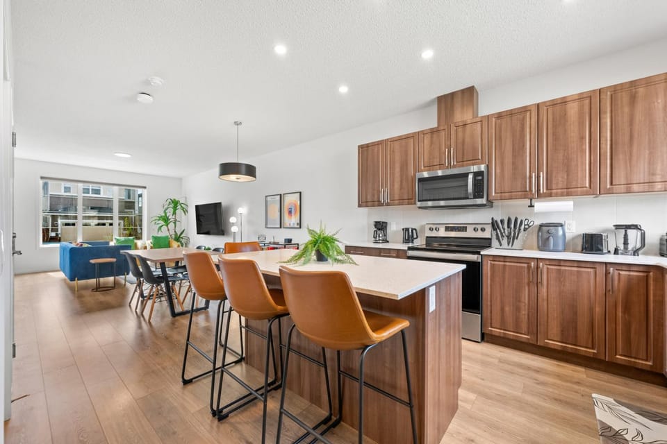 Kitchen or kitchenette, Dining area, dishwasher, oven, stove, toaster