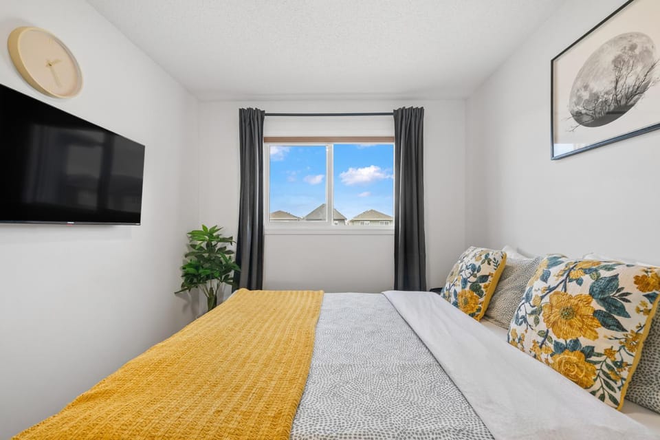 Bed, TV and multimedia, Photo of the whole room, Bedroom