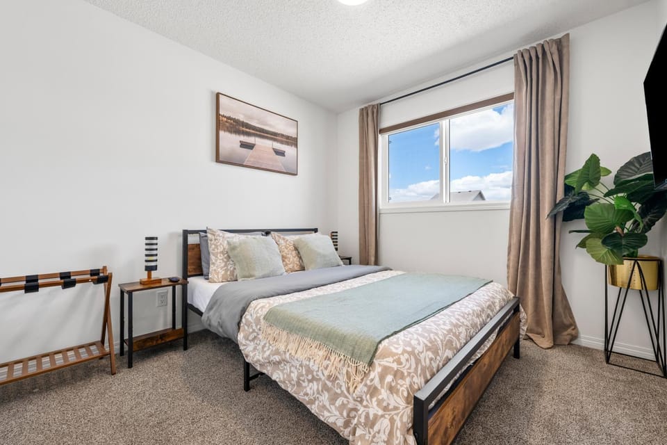 Bed, TV and multimedia, Photo of the whole room, Bedroom