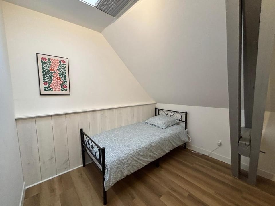 Bed, Photo of the whole room, Bedroom