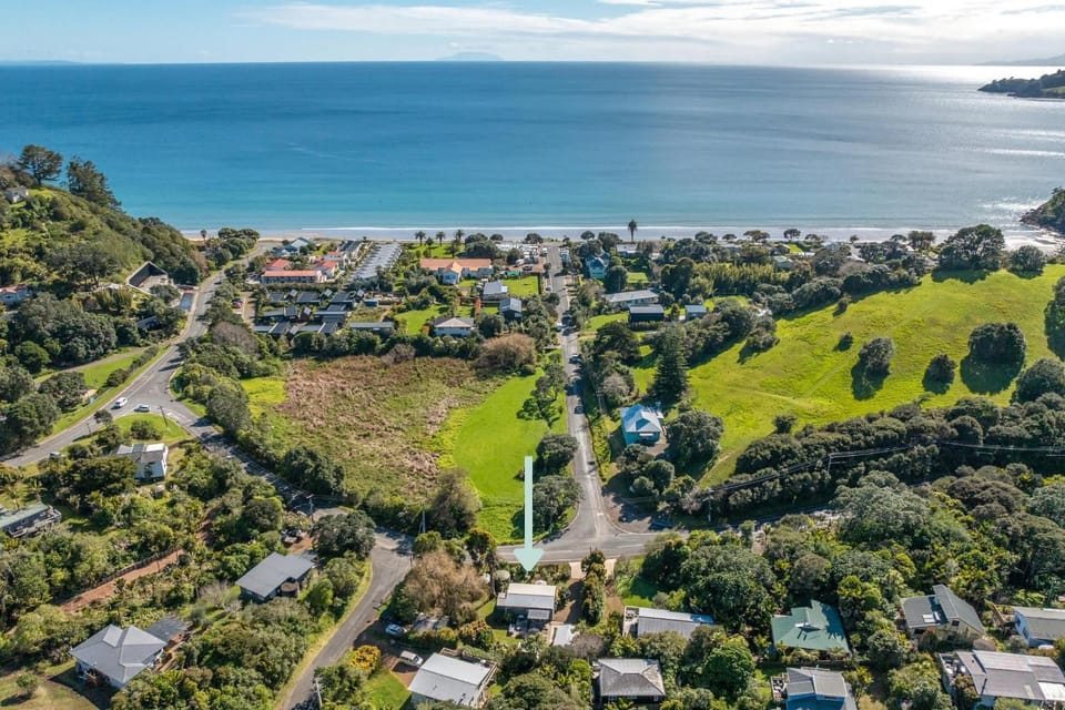 Beach Bliss - Steps to Onetangi House in Auckland Region