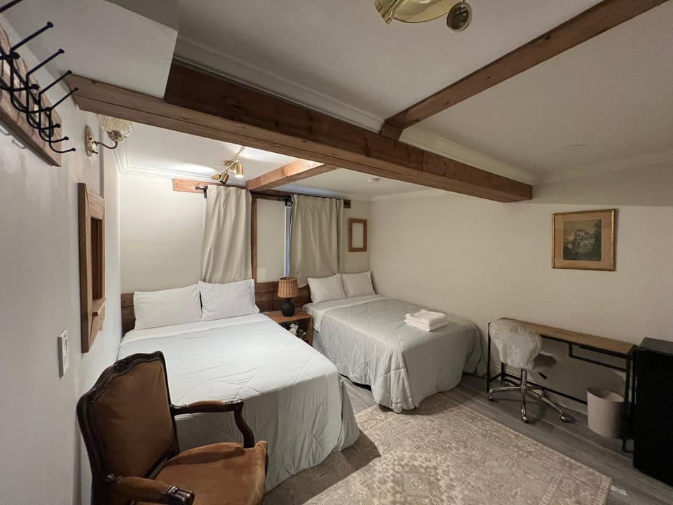 Carlton House Bed and Breakfast in Toronto