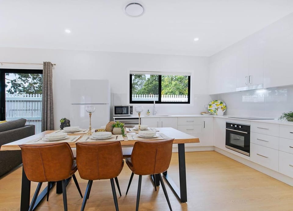 Kitchen or kitchenette, Other, Dining area, oven