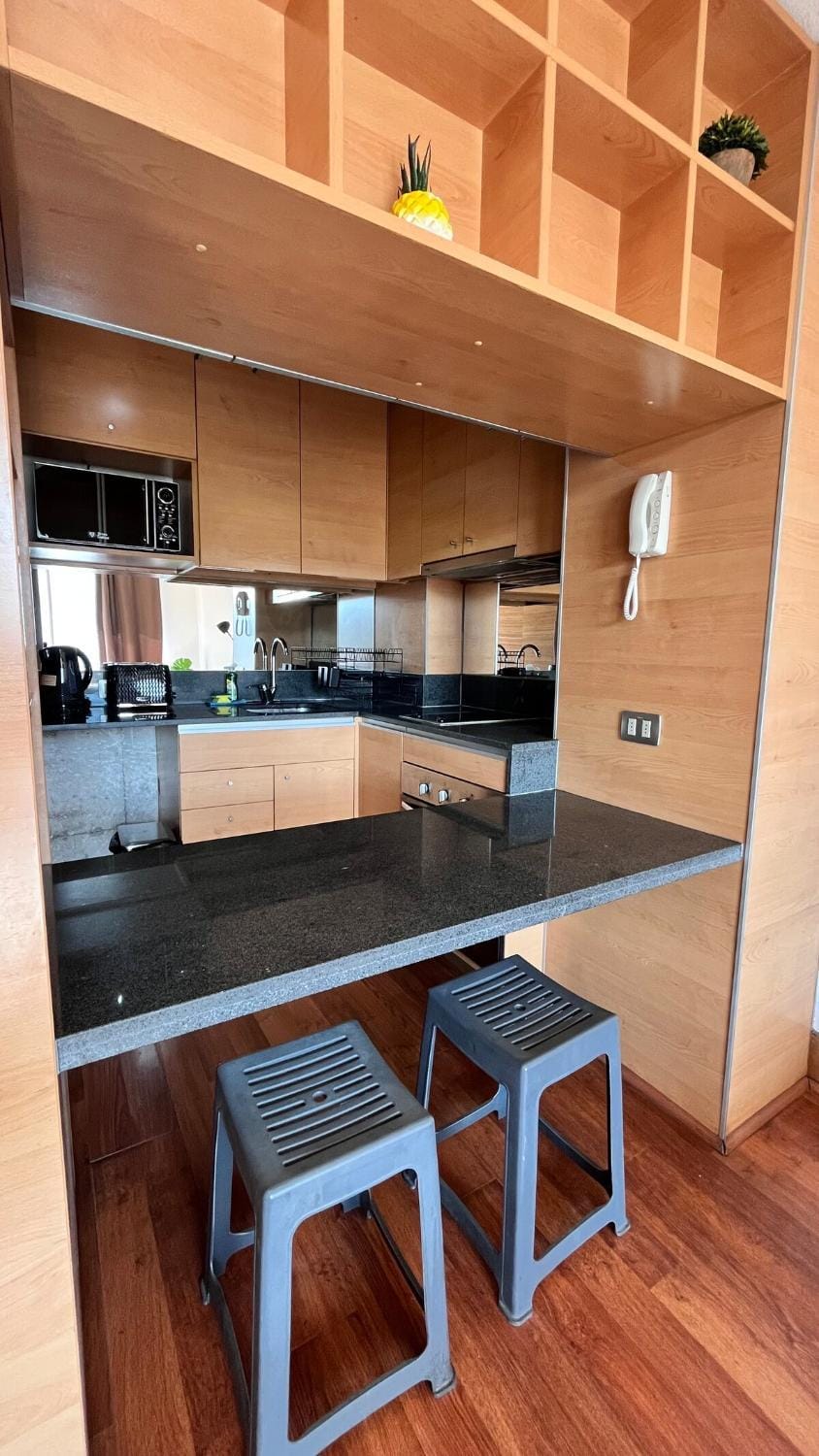 Kitchen or kitchenette, Dining area, minibar, stove