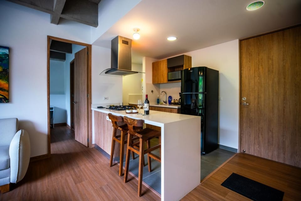 Coffee/tea facilities, Kitchen or kitchenette, Dining area, stove, kitchen