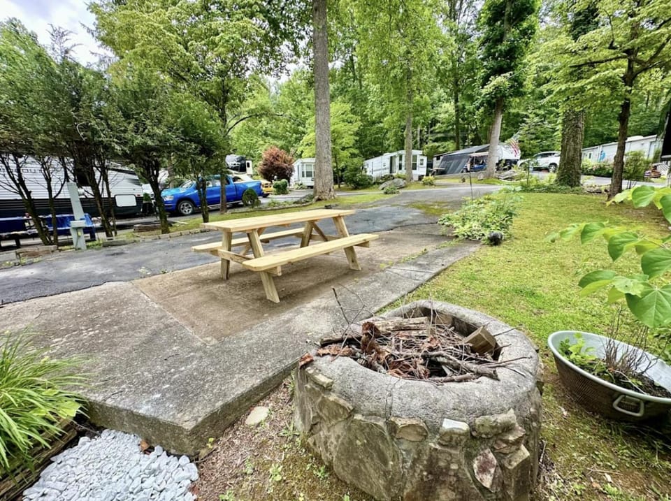 Property building, Day, Natural landscape, Garden, Garden view, Location, Parking