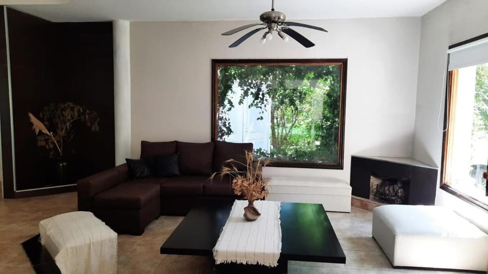 Casa quinta con jardín y pileta House in Luján