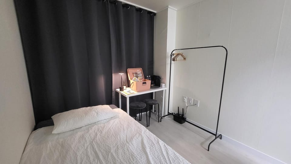 Bed, Bedroom, Area and facilities