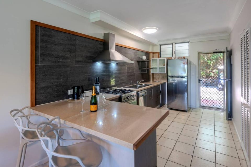 Kitchen or kitchenette, Food and drinks, Drinks, oven, stove