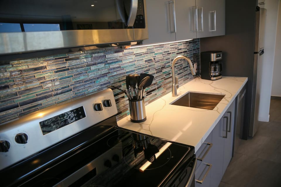 Coffee/tea facilities, Kitchen or kitchenette, dishwasher, microwave, oven, stove