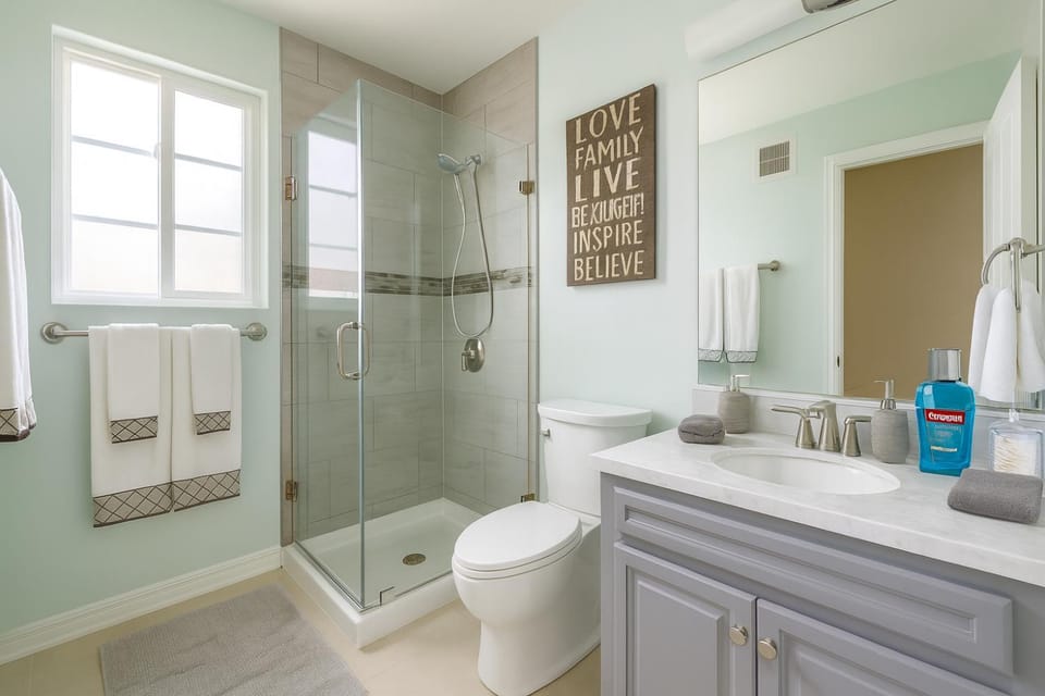 Shower, Toilet, Bathroom, Bath, bidet, towels