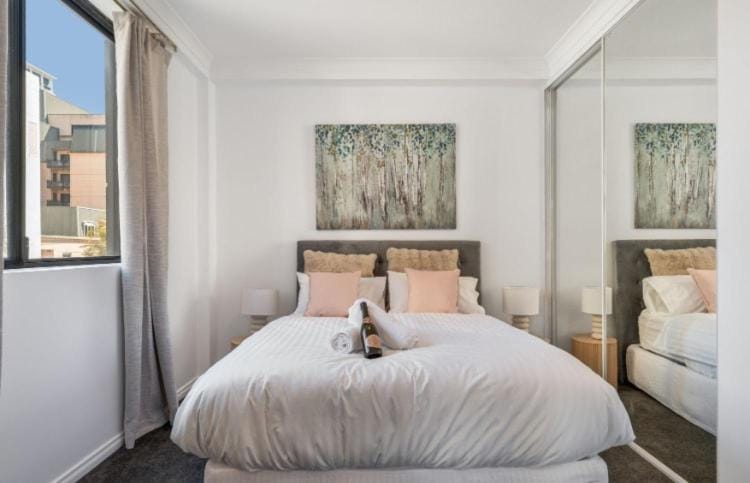 East Perth modern 2 Bedroom with Pool & parking Apartment in Perth