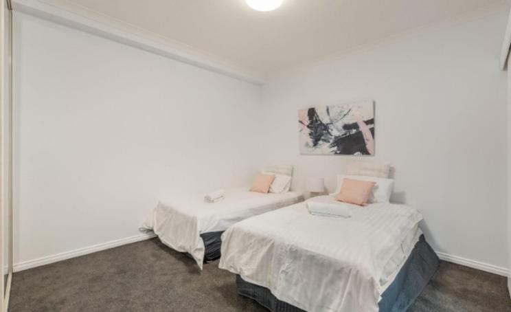 East Perth modern 2 Bedroom with Pool & parking Apartment in Perth