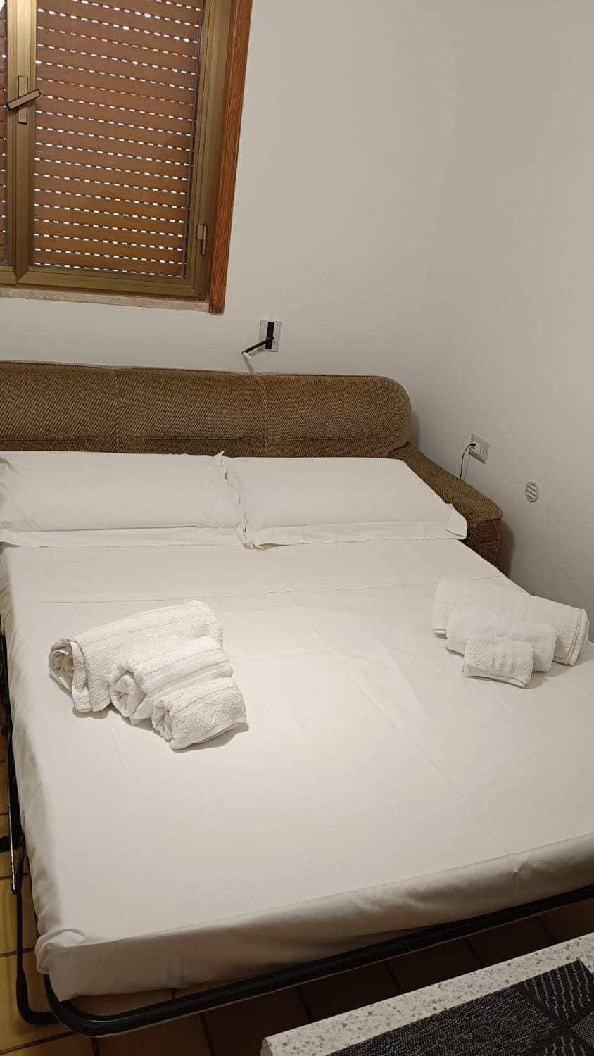 Bed, Photo of the whole room, towels