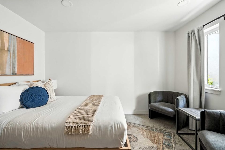 New Kerns Studio Prime Spot Walkable Area Apartment in Portland