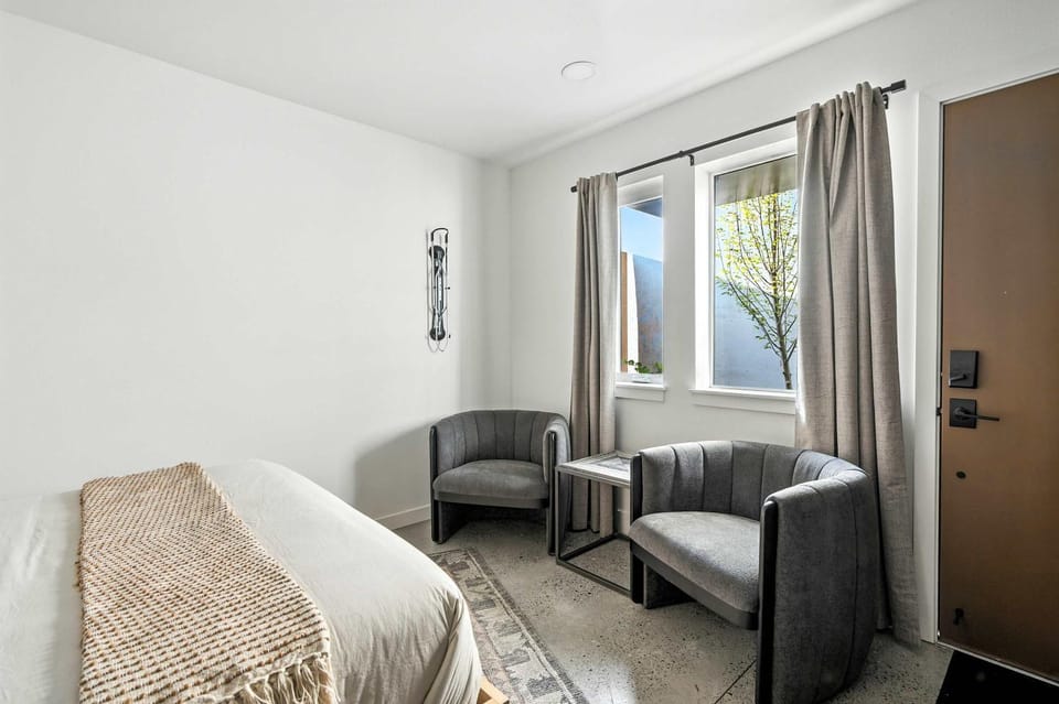 Kerns Studio Near Coffee Dining & Transit Apartment in Portland