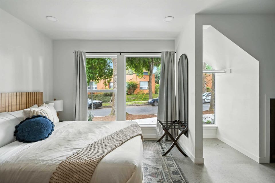 Ground Floor Studio Top Kerns Location Apartment in Portland