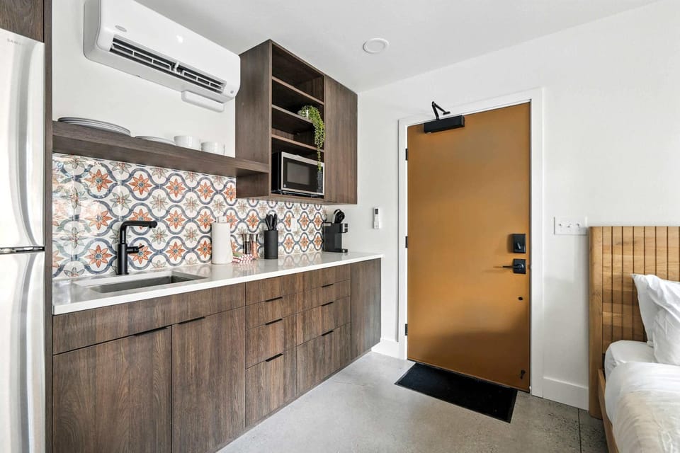 Ground Floor Studio Top Kerns Location Apartment in Portland