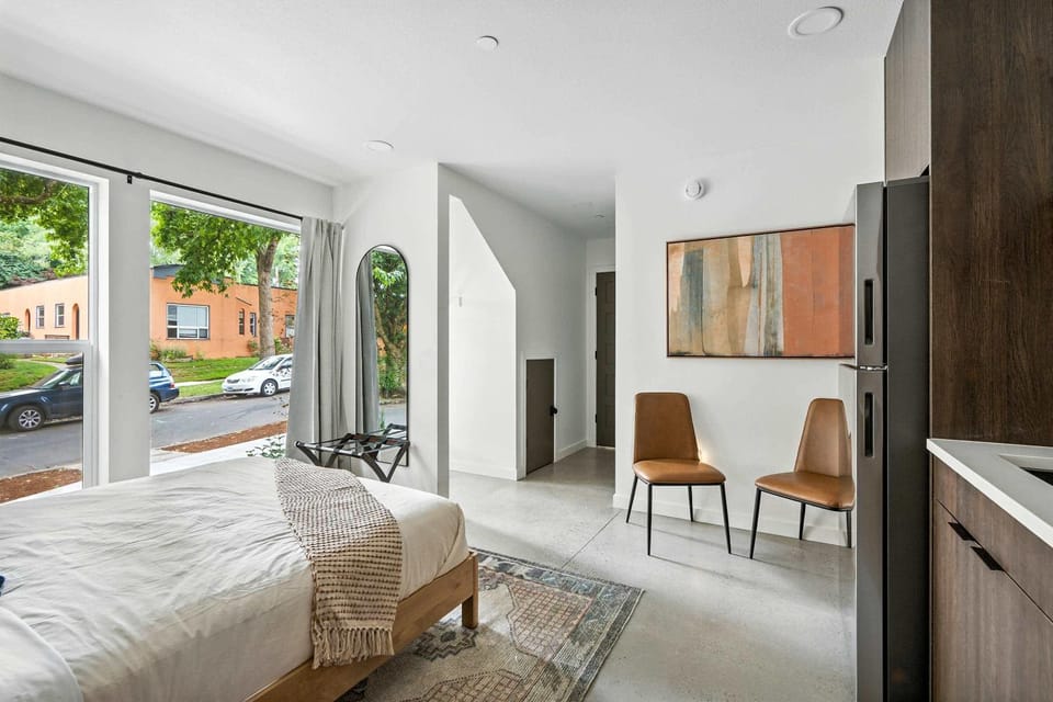 Ground Floor Studio Top Kerns Location Apartment in Portland