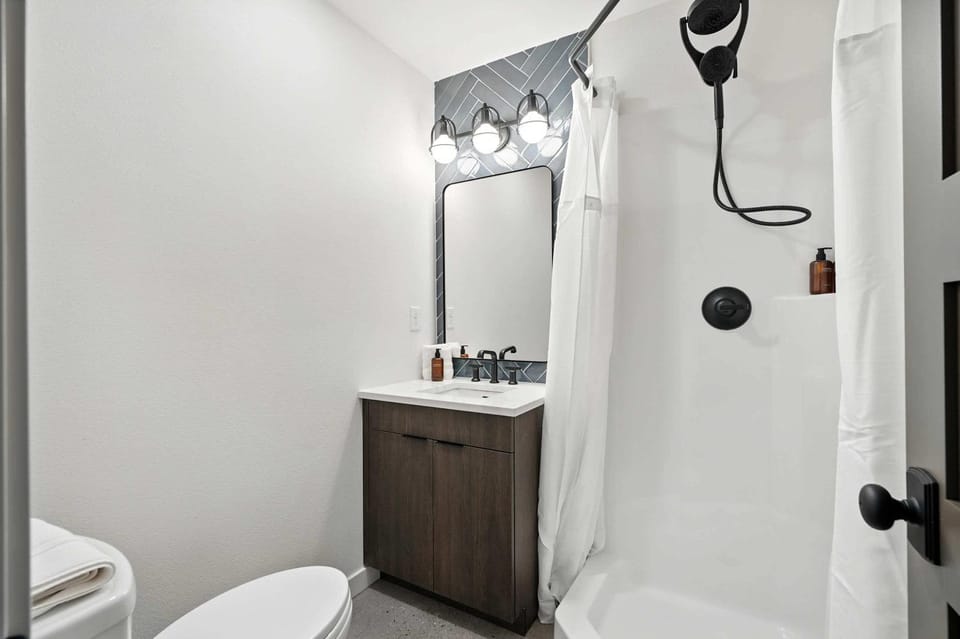 Ground Floor Studio Top Kerns Location Apartment in Portland