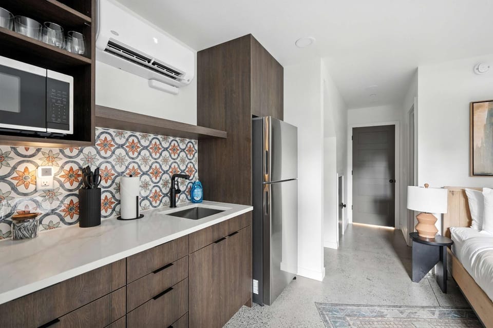 Adelynn Studio Walkable Kerns Spanish Charm Apartment in Portland