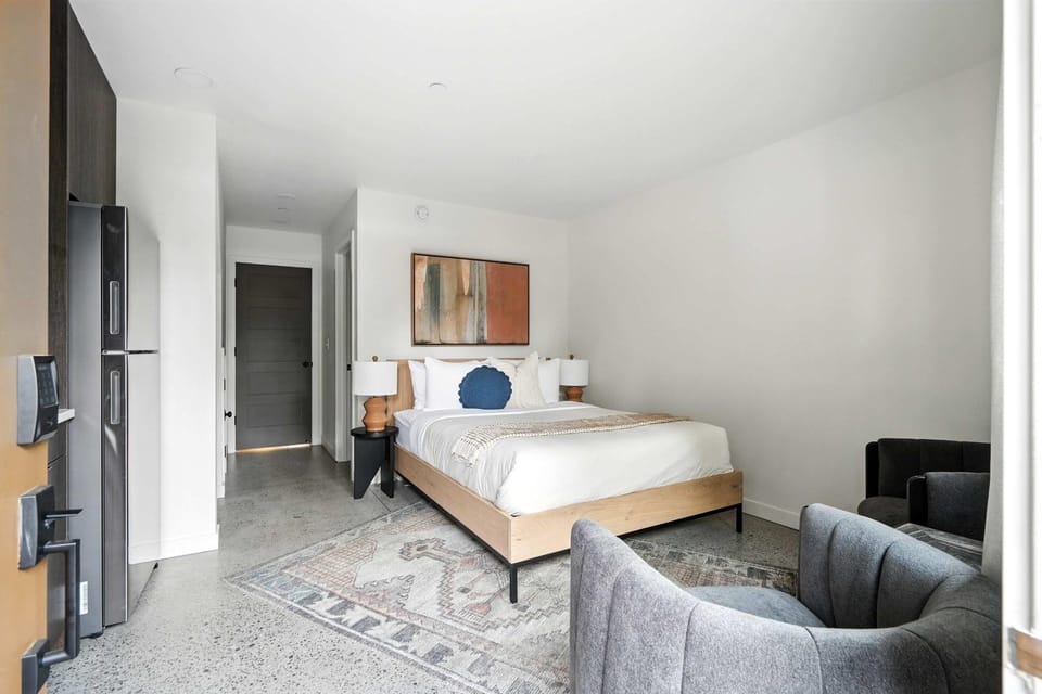 Adelynn Studio Walkable Kerns Spanish Charm Apartment in Portland