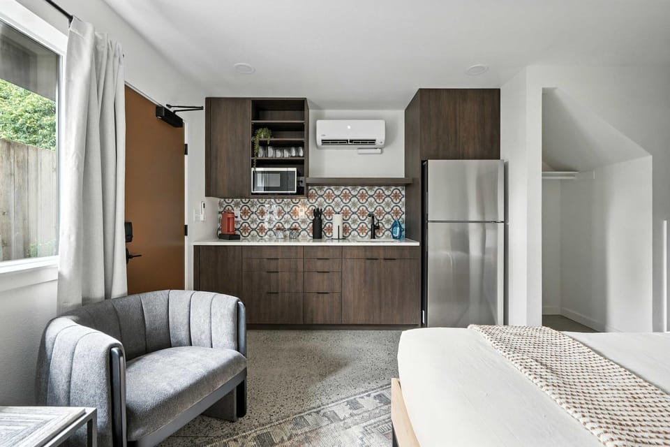 Adelynn Studio Walkable Kerns Spanish Charm Apartment in Portland