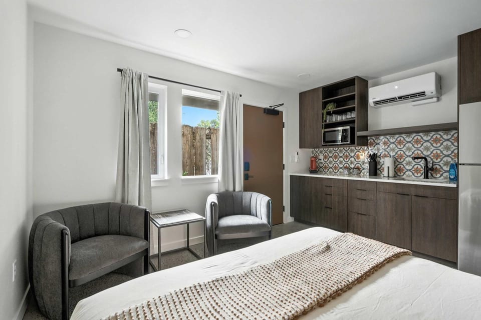 Adelynn Studio Walkable Kerns Spanish Charm Apartment in Portland