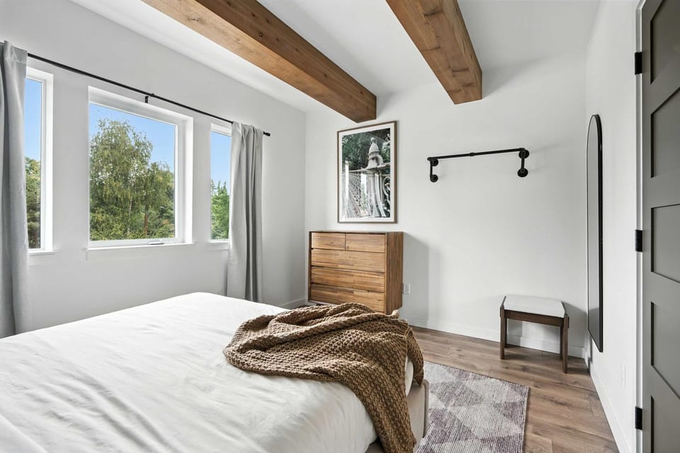 The Adelynn - Sleek 2BR House in Portland - Walk to Everything House in Portland
