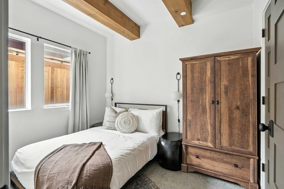 Kerns 6BR - New Spanish Style Group Stay House in Portland