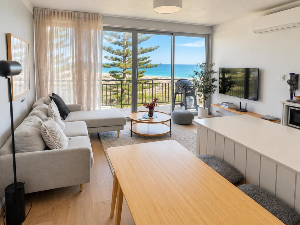 TV and multimedia, Living room, Seating area, Dining area, air conditioner