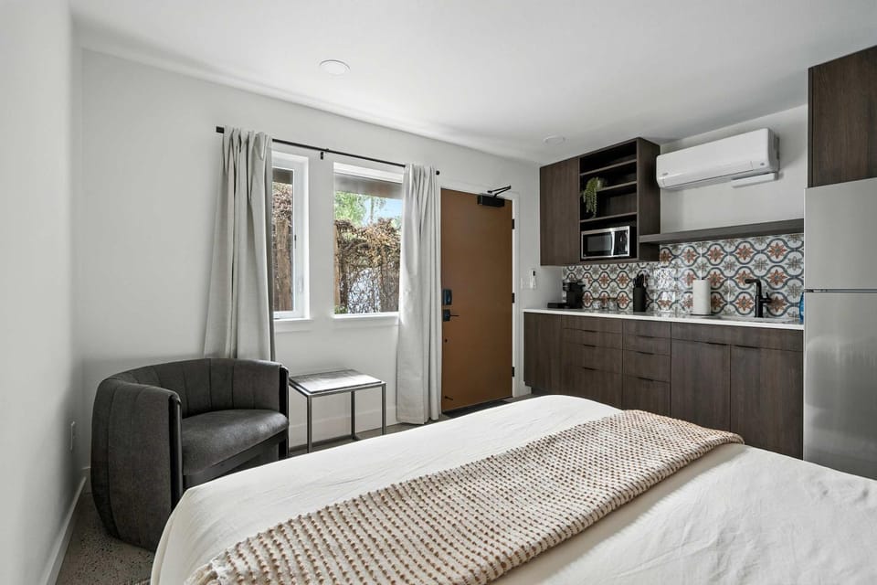 Adelynn Studio - Spanish Style in Hip Kerns Apartment in Portland