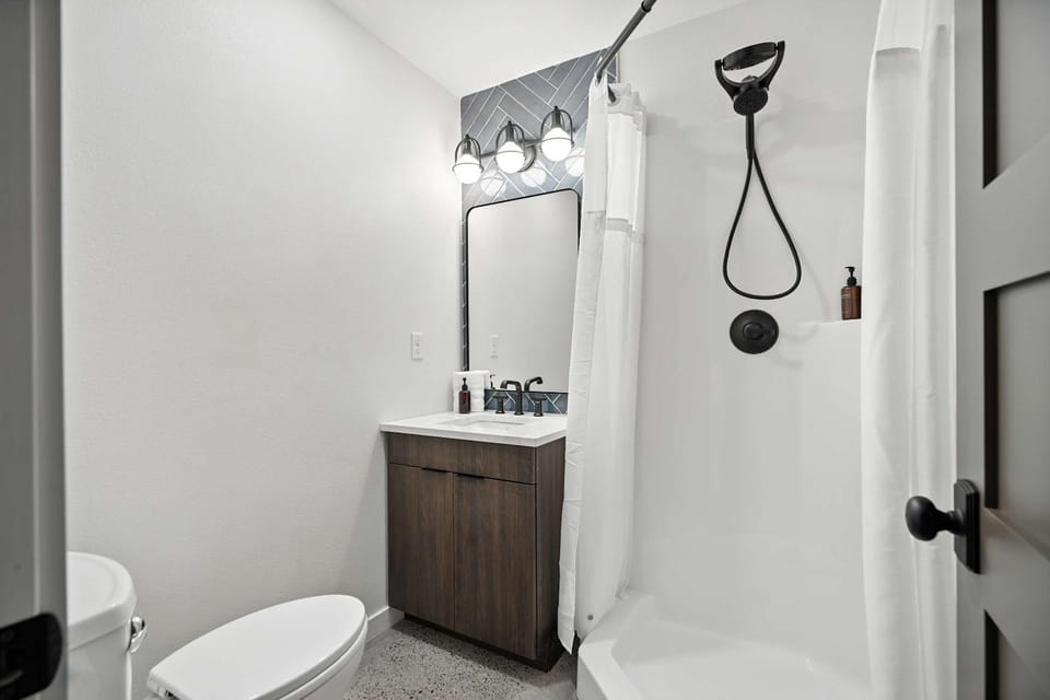 Adelynn Studio - Spanish Style in Hip Kerns Apartment in Portland
