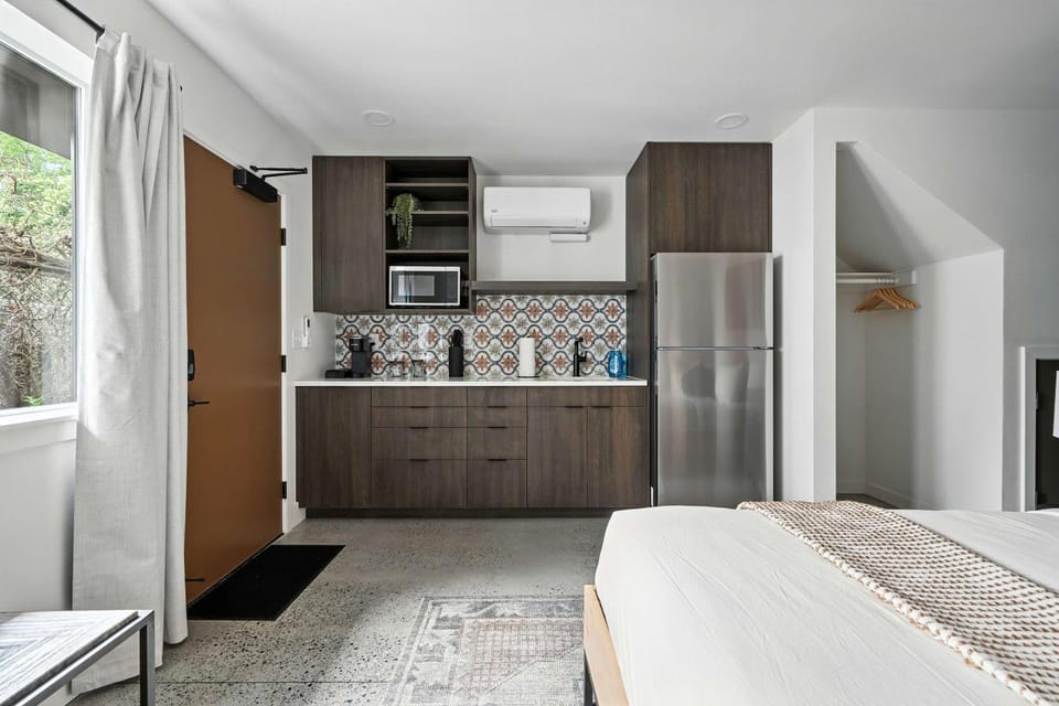 Adelynn Studio - Spanish Style in Hip Kerns Apartment in Portland