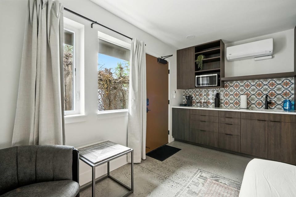 Adelynn Studio - Spanish Style in Hip Kerns Apartment in Portland