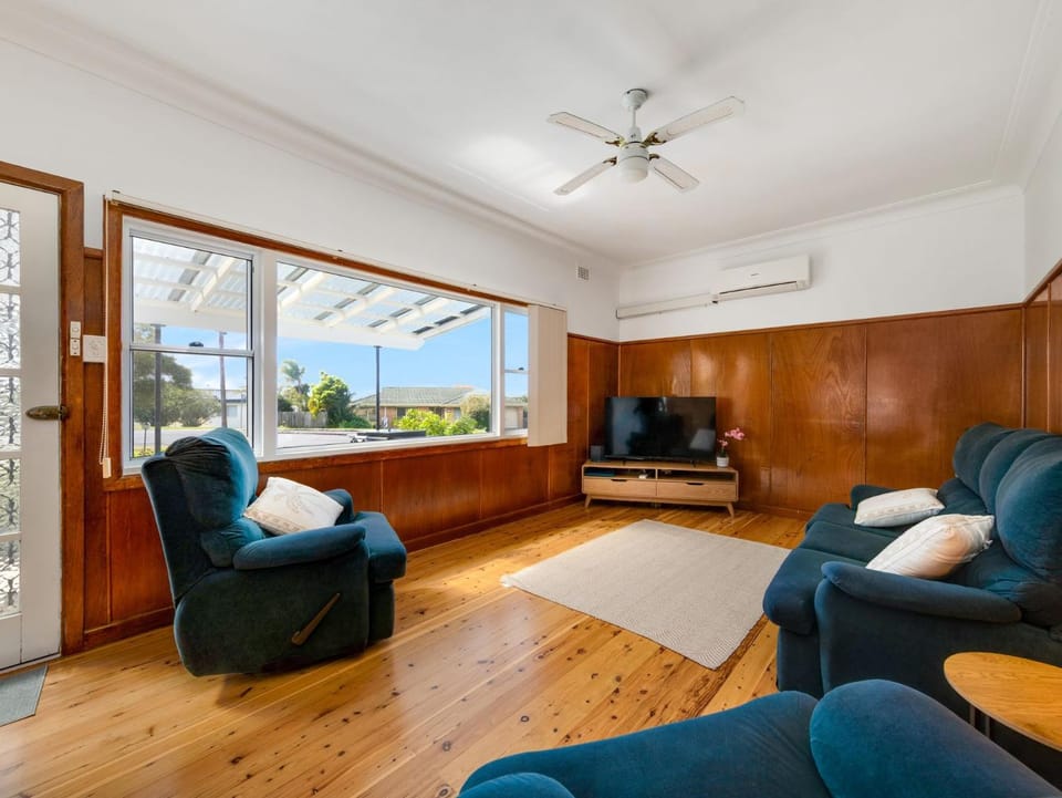 Batehaven Coastal Home Near Corrigans Beach House in Batemans Bay