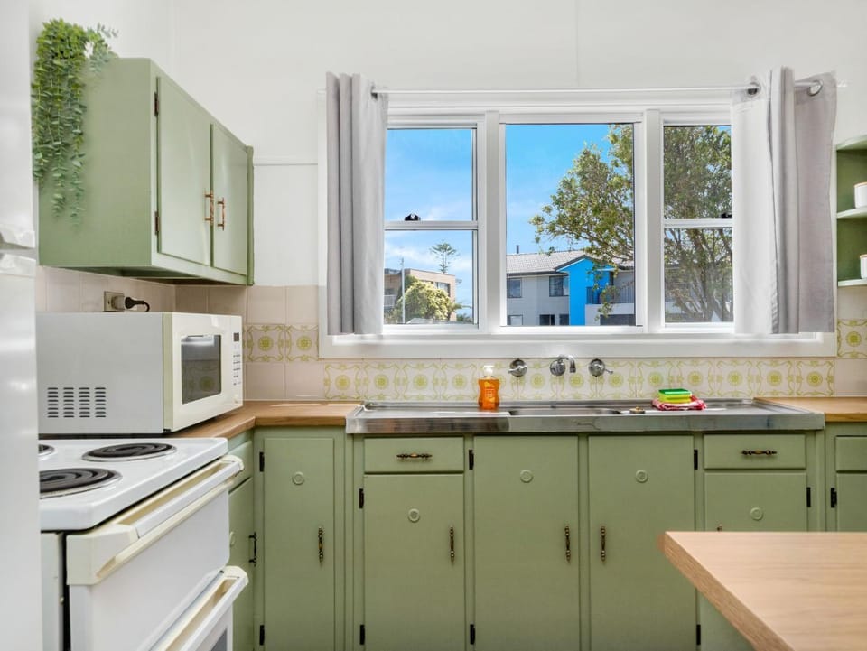 Batehaven Coastal Home Near Corrigans Beach House in Batemans Bay