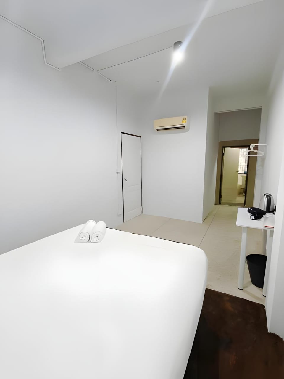 Bed, Photo of the whole room, Bedroom, air conditioner
