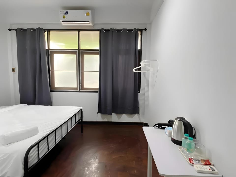 Bed, Photo of the whole room, Bedroom, air conditioner