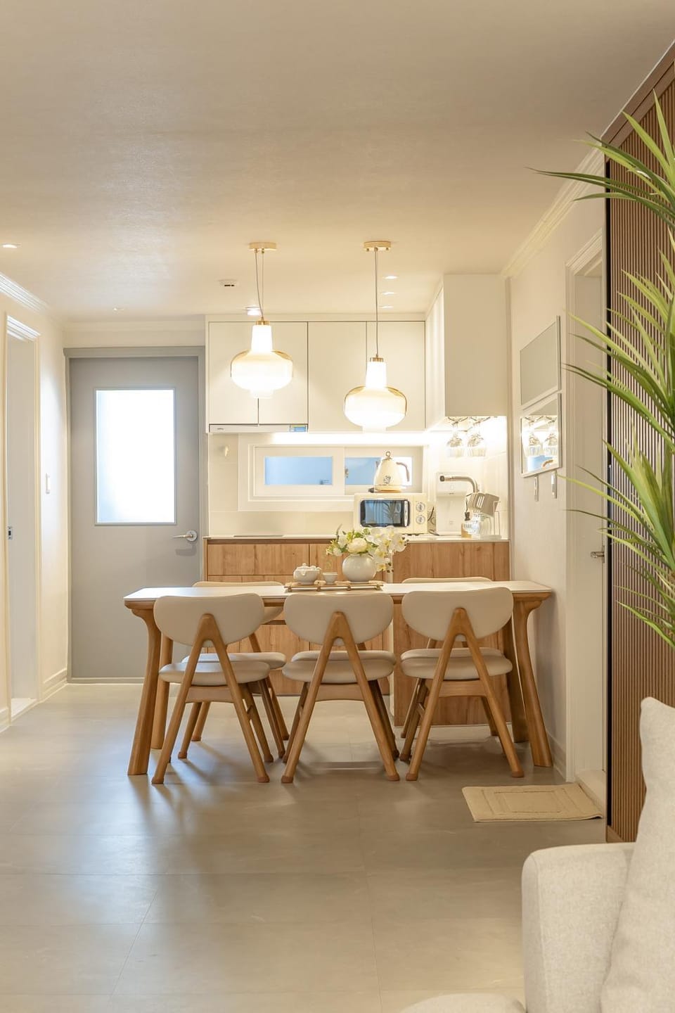 Kitchen or kitchenette, Dining area