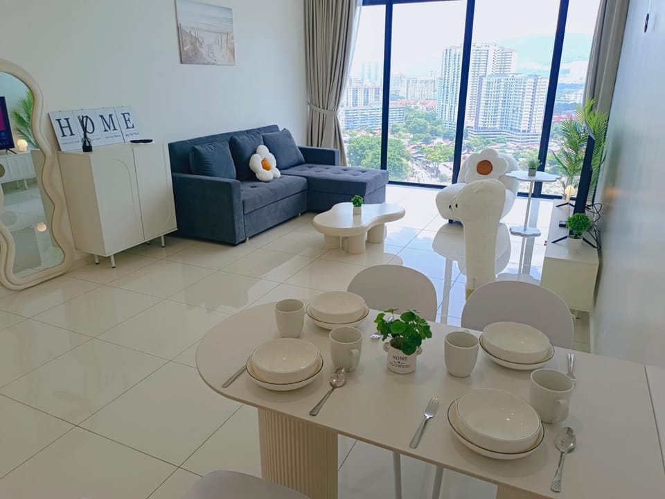 Rooftop Pool, Up to 6 Pax, 2 Bedrooms, 2 Bathrooms, 2 Car Parks by Star Home Apartment in George Town