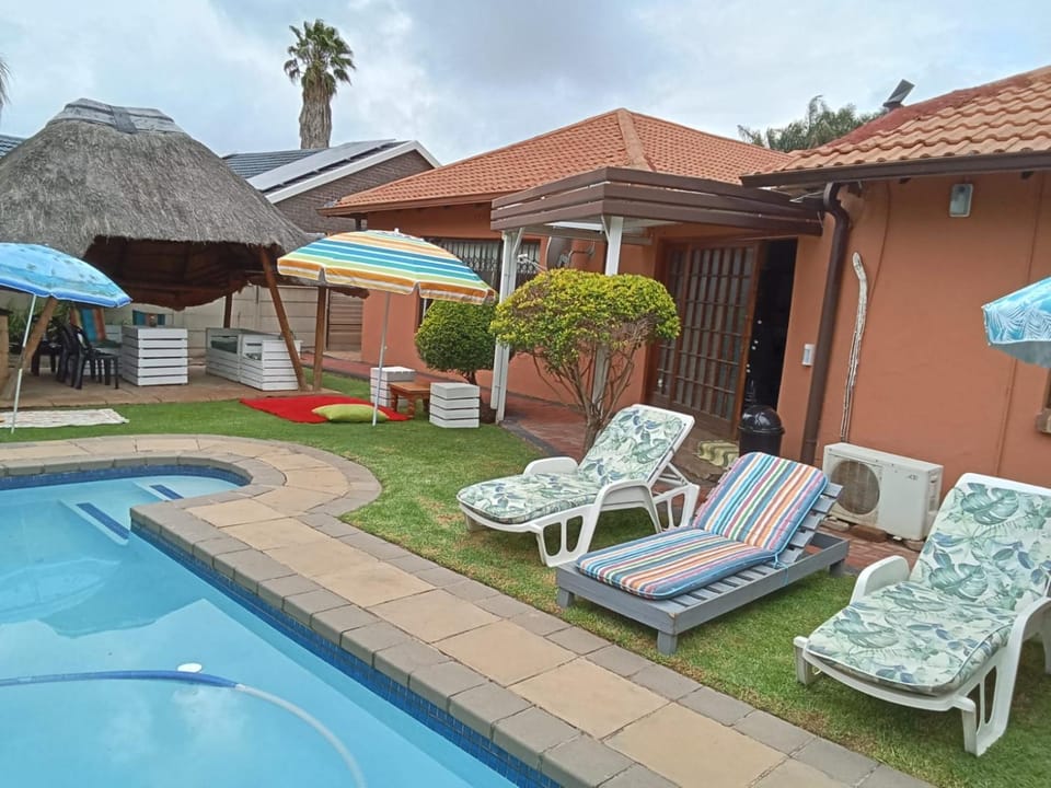 Pool view, Swimming pool, sunbed
