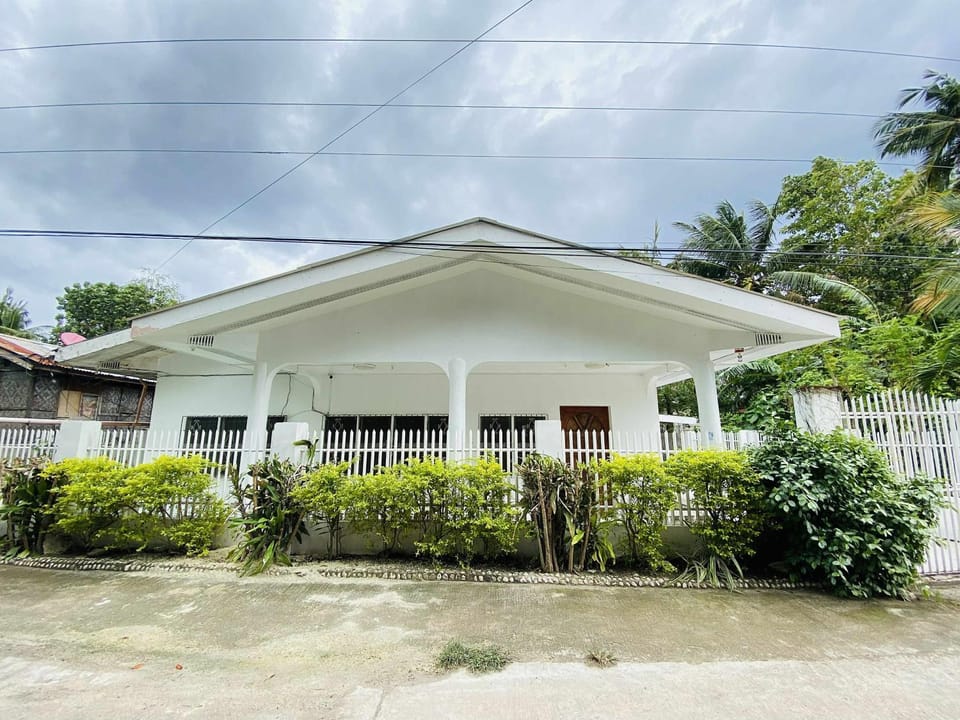 Luna Oslob Travellers Inn - Rest House House in Oslob